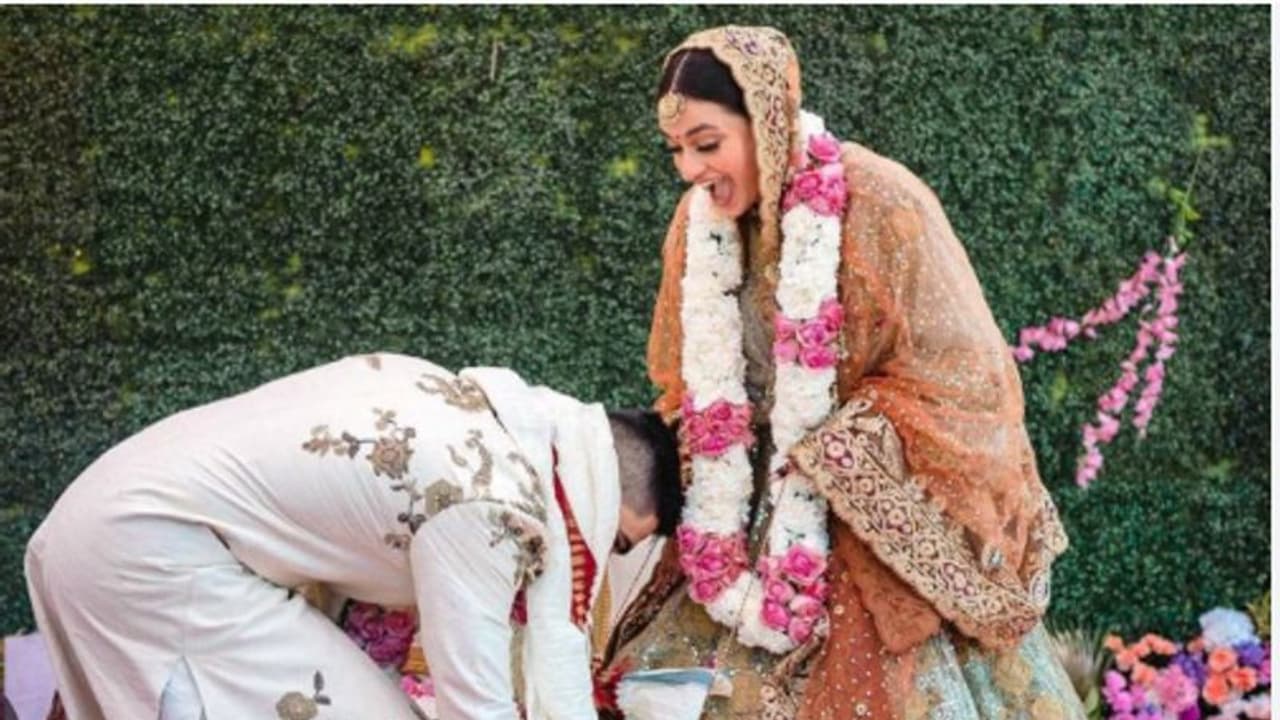 ವಧುವಿನ ಕಾಲಿಗೆ ಬೀಳುತ್ತಿರುವ ವರ; ಹೆಚ್ಚುತ್ತಿದೆ ಟ್ರೆಂಡ್ ವಧುವಿನ ಕಾಲಿಗೆ ಬೀಳುತ್ತಿರುವ ವರ; ಹೆಚ್ಚುತ್ತಿದೆ ಟ್ರೆಂಡ್