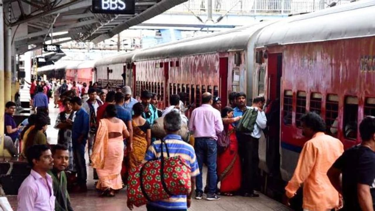 ரயில் டிக்கெட்டை கேன்சல் செய்தால் எவ்வளவு பணம் திரும்ப கிடைக்கும் தெரியுமா? ரயில் டிக்கெட்டை கேன்சல் செய்தால் எவ்வளவு பணம் திரும்ப கிடைக்கும் தெரியுமா?