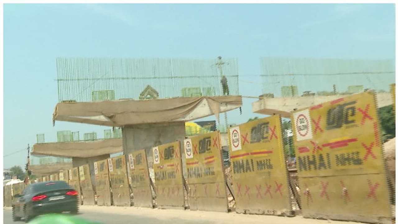 7 മീറ്റർ വേണ്ട സർവീസ് റോഡ് മൂന്നര മീറ്റർ മാത്രം; പില്ലർ മാതൃകയിൽ മേൽപ്പാലവും ഇല്ല; പ്രതിഷേധവുമായി നാട്ടുകാർ 7 മീറ്റർ വേണ്ട സർവീസ് റോഡ് മൂന്നര മീറ്റർ മാത്രം; പില്ലർ മാതൃകയിൽ മേൽപ്പാലവും ഇല്ല; പ്രതിഷേധവുമായി നാട്ടുകാർ