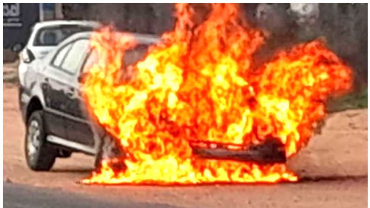 ಕಾರವಾರ: ರಸ್ತೆಯಲ್ಲೇ ಟಾಟಾ ಇಂಡಿಕಾ ಕಾರು ಬೆಂಕಿಗಾಹುತಿ, ಪ್ರಾಣಾಪಾಯದಿಂದ ಪಾರಾದ ಪ್ರಯಾಣಿಕರು