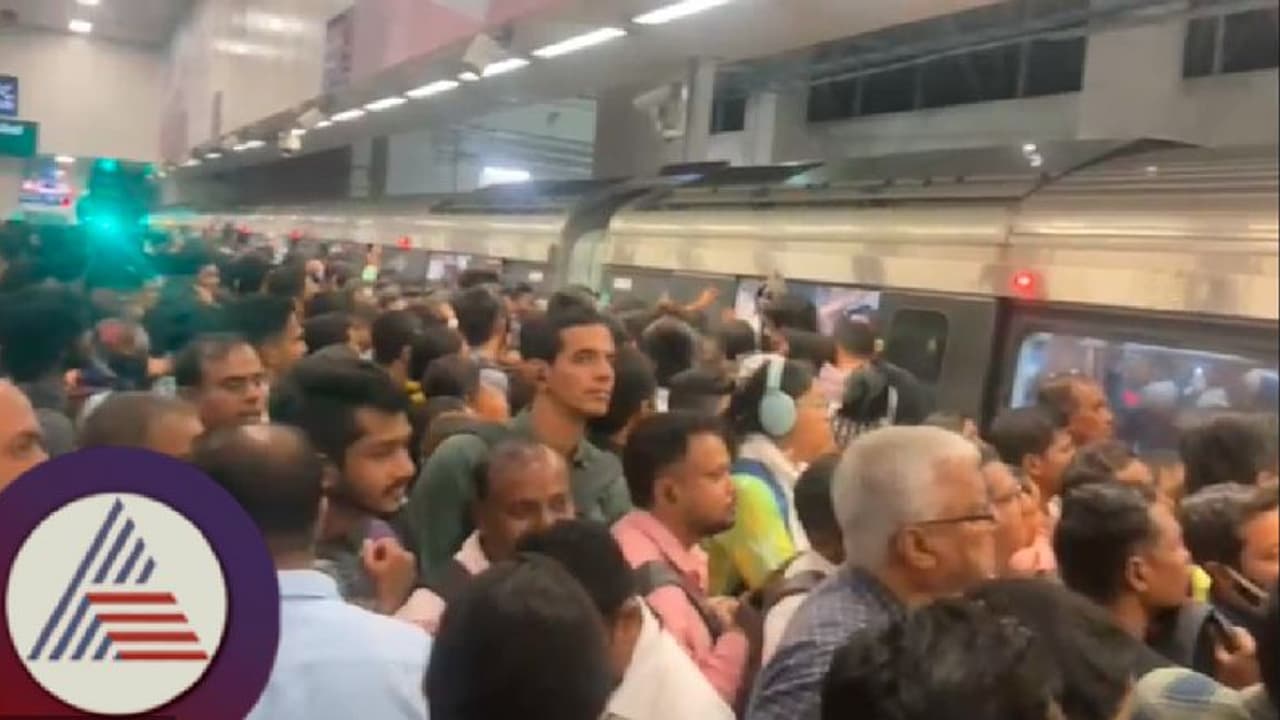 ಮತ್ತೆ ಎಡವಟ್ಟು: ಮೆಟ್ರೋ ಬಾಗಿಲು ಲಾಕ್, ಒಳಗಿನ ಪ್ರಯಾಣಿಕರು ಶಾಕ್! ಮತ್ತೆ ಎಡವಟ್ಟು: ಮೆಟ್ರೋ ಬಾಗಿಲು ಲಾಕ್, ಒಳಗಿನ ಪ್ರಯಾಣಿಕರು ಶಾಕ್!