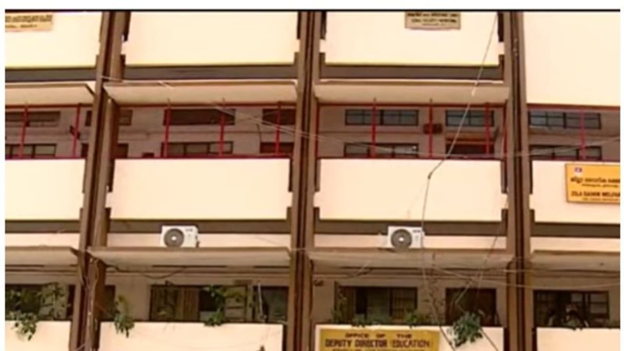 ബില്ലടച്ചില്ല! എറണാകുളം കളക്ടറേറ്റിലെ ഫ്യൂസൂരി കെഎസ്ഇബി, 30 ഓഫീസുകളില് കറന്റില്ല ബില്ലടച്ചില്ല! എറണാകുളം കളക്ടറേറ്റിലെ ഫ്യൂസൂരി കെഎസ്ഇബി, 30 ഓഫീസുകളില് കറന്റില്ല