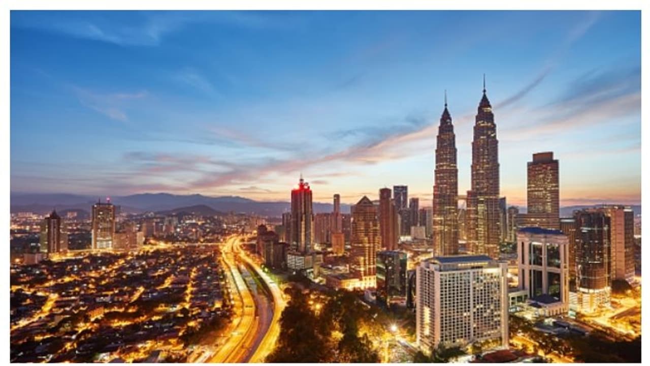 വരൂ മലേഷ്യയ്ക്ക് പോകാം ! തിരുവനന്തപുരത്ത് നിന്ന് കോലാലംപൂരിലേക്ക് വിമാന സര്വ്വീസുമായി എയര് ഏഷ്യ വരൂ മലേഷ്യയ്ക്ക് പോകാം ! തിരുവനന്തപുരത്ത് നിന്ന് കോലാലംപൂരിലേക്ക് വിമാന സര്വ്വീസുമായി എയര് ഏഷ്യ