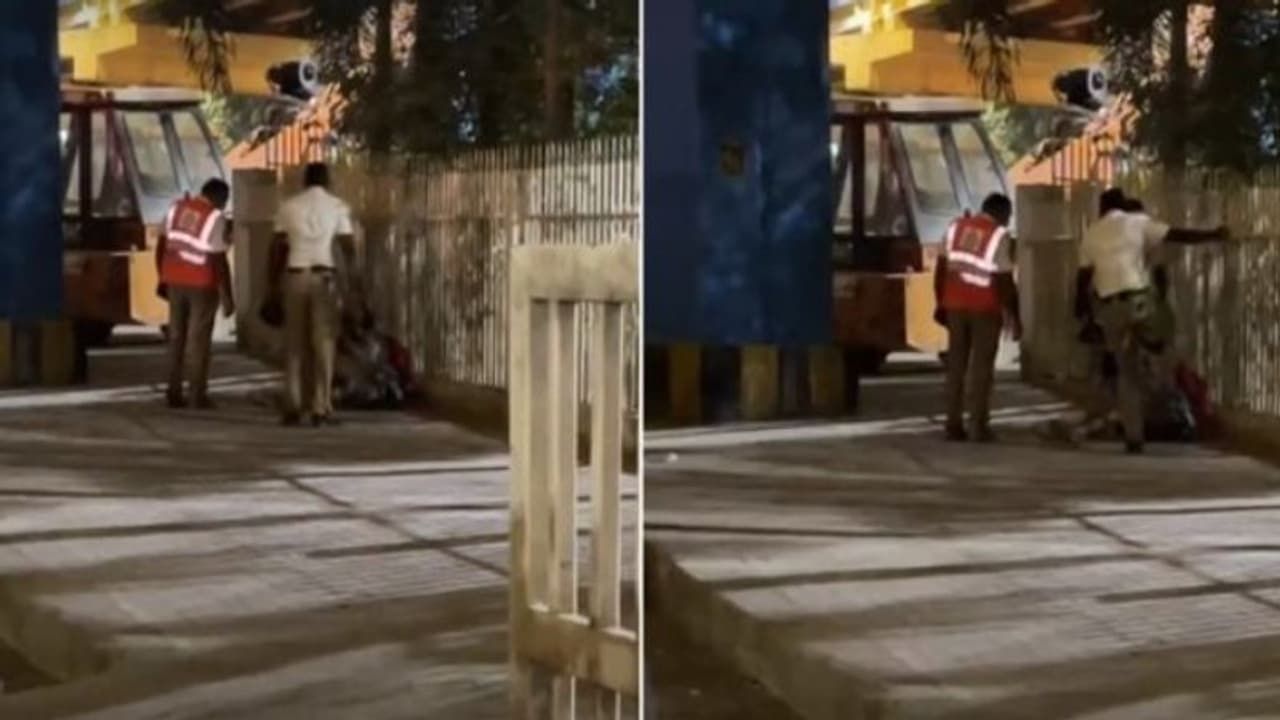 ഹെൽമറ്റ് ധരിച്ചില്ല, യുവാവിനെ ഫുട്പാത്തിലിട്ട് മർദ്ദിച്ച് പൊലീസുകാർ, നടപടി ഹെൽമറ്റ് ധരിച്ചില്ല, യുവാവിനെ ഫുട്പാത്തിലിട്ട് മർദ്ദിച്ച് പൊലീസുകാർ, നടപടി