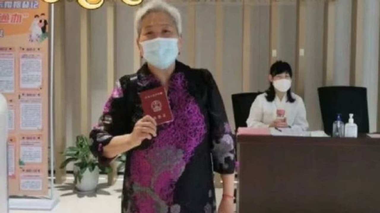 73 കാരിക്ക് വിവാഹമോചനം, സകലരും എതിർത്തു, കട്ടക്ക് സപ്പോർട്ടുമായി കൊച്ചുമകൾ, സോഷ്യൽമീഡിയയിൽ ട്രെൻഡിം​ഗ്