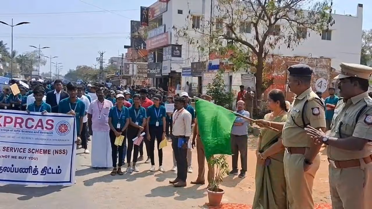 நாளுக்கு நாள் அதிகரிக்கும் இணையவழி குற்றங்கள்; கோவையில் மாணவர்களுடன் இணைந்து போலீஸ் விழிப்புணர்வு பேரணி நாளுக்கு நாள் அதிகரிக்கும் இணையவழி குற்றங்கள்; கோவையில் மாணவர்களுடன் இணைந்து போலீஸ் விழிப்புணர்வு பேரணி