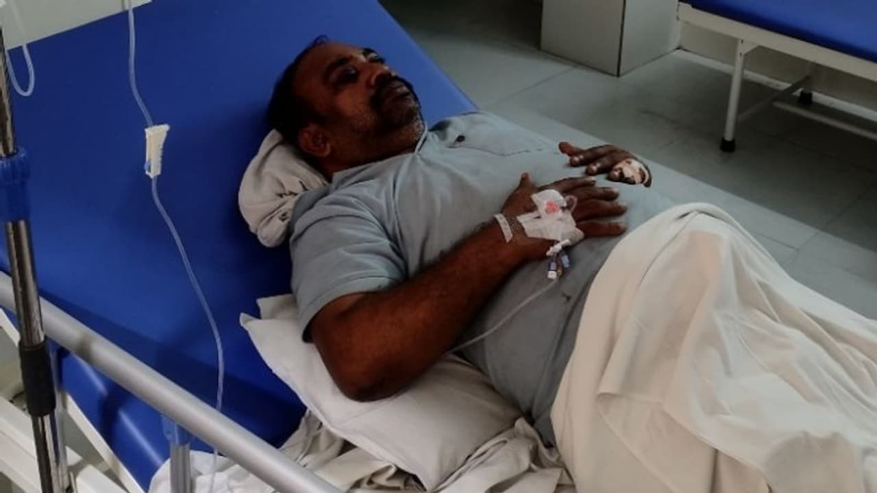 കാർ വാടകയ്ക്കെടുത്ത് തിരിച്ച് കൊടുത്ത ശേഷം പെറ്റി വന്നു, അടച്ച ശേഷവും തർക്കം; മദ്ധ്യവയസ്കനെ റോഡിലിട്ട് തല്ലി കാർ വാടകയ്ക്കെടുത്ത് തിരിച്ച് കൊടുത്ത ശേഷം പെറ്റി വന്നു, അടച്ച ശേഷവും തർക്കം; മദ്ധ്യവയസ്കനെ റോഡിലിട്ട് തല്ലി