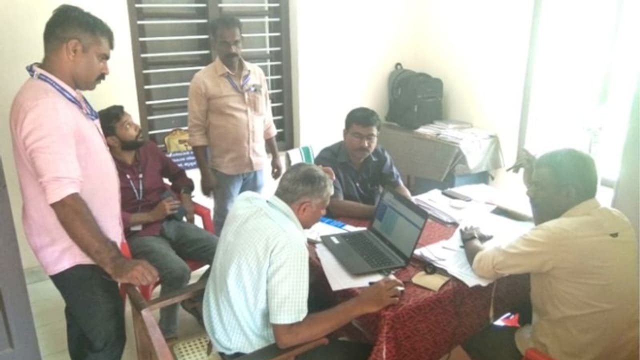 വില്ലേജ് ഓഫീസുകളിലെ കളികൾ, ഓൺലൈൻ അപേക്ഷിച്ചാലും കാര്യം നടക്കാതെ അന്വേഷിച്ചെത്തുമ്പോൾ അടുത്ത ന്യായം, പിന്നെ പണം