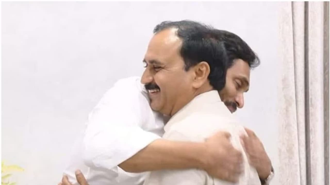 സീറ്റ് നിഷേധിച്ചതിൽ പ്രതിഷേധിച്ച് പാർട്ടി വിട്ടു, കോൺഗ്രസിൽ ചേർന്നു, മൂന്ന് ദിവസം മാത്രം; എം എൽഎ തിരികെയെത്തി സീറ്റ് നിഷേധിച്ചതിൽ പ്രതിഷേധിച്ച് പാർട്ടി വിട്ടു, കോൺഗ്രസിൽ ചേർന്നു, മൂന്ന് ദിവസം മാത്രം; എം എൽഎ തിരികെയെത്തി