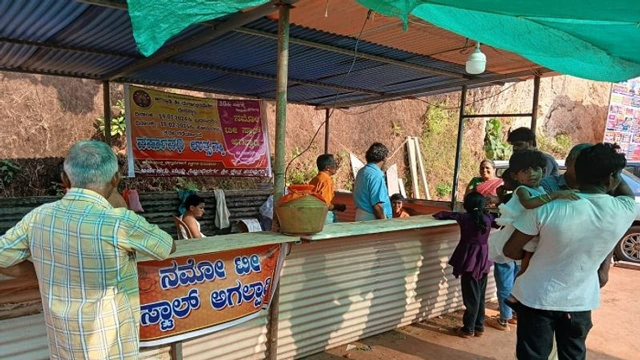 ಈ ಕ್ಯಾಂಟೀನ್ನಲ್ಲಿ ತಿನಿಸಿಗೆ ಬೆಲೆ ನಿಗದಿ ಇಲ್ಲ: ಇಚ್ಛಾನುಸಾರ ಪಾವತಿ, ಮೋದಿ ಅಭಿಮಾನಿಯಿಂದ ವಿನೂತನ ಸೇವೆ..! ಈ ಕ್ಯಾಂಟೀನ್ನಲ್ಲಿ ತಿನಿಸಿಗೆ ಬೆಲೆ ನಿಗದಿ ಇಲ್ಲ: ಇಚ್ಛಾನುಸಾರ ಪಾವತಿ, ಮೋದಿ ಅಭಿಮಾನಿಯಿಂದ ವಿನೂತನ ಸೇವೆ..!