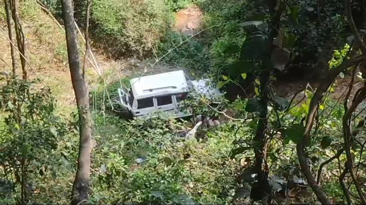 மேட்டுப்பாளையத்தில் 100 அடி பள்ளத்தில் கவிழ்ந்த கார்; உடல் நசுங்கி ஒருவர் பலி மேட்டுப்பாளையத்தில் 100 அடி பள்ளத்தில் கவிழ்ந்த கார்; உடல் நசுங்கி ஒருவர் பலி