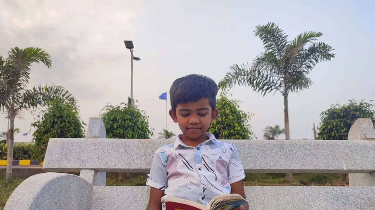 வேற லெவல்... 100 திருக்குறள்களை தலைகீழாக சொல்லி அசத்தி வரும் 7 வயது சிறுவன்.. வேற லெவல்... 100 திருக்குறள்களை தலைகீழாக சொல்லி அசத்தி வரும் 7 வயது சிறுவன்..