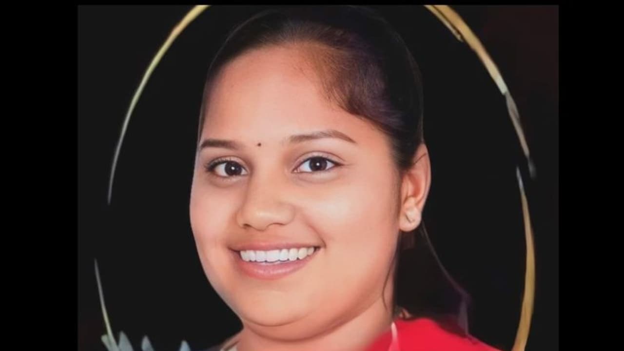 അൽ സലാം ആശുപത്രിയുടെ താമസ സ്ഥലത്തിനടുത്ത് റോഡ് മുറിച്ചുകടക്കവെ അപകടം; മലയാളി നഴ്സ് കുവൈത്തിൽ മരിച്ചു അൽ സലാം ആശുപത്രിയുടെ താമസ സ്ഥലത്തിനടുത്ത് റോഡ് മുറിച്ചുകടക്കവെ അപകടം; മലയാളി നഴ്സ് കുവൈത്തിൽ മരിച്ചു