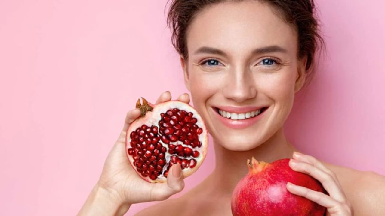 മുഖത്തെ ചുളിവുകളെ തടയാനും മുഖം തിളങ്ങാനും മാതളം ഇങ്ങനെ ഉപയോഗിക്കൂ... മുഖത്തെ ചുളിവുകളെ തടയാനും മുഖം തിളങ്ങാനും മാതളം ഇങ്ങനെ ഉപയോഗിക്കൂ...