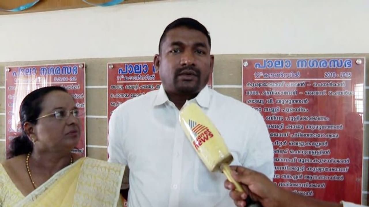 എയര്പോഡ് മോഷണം കീറാമുട്ടി: പാലാ നഗരസഭയിൽ ഇടതുമുന്നണിക്ക് തോൽവി, പരാതിക്കാരൻ തോറ്റത് നറുക്കെടുപ്പിൽ എയര്പോഡ് മോഷണം കീറാമുട്ടി: പാലാ നഗരസഭയിൽ ഇടതുമുന്നണിക്ക് തോൽവി, പരാതിക്കാരൻ തോറ്റത് നറുക്കെടുപ്പിൽ