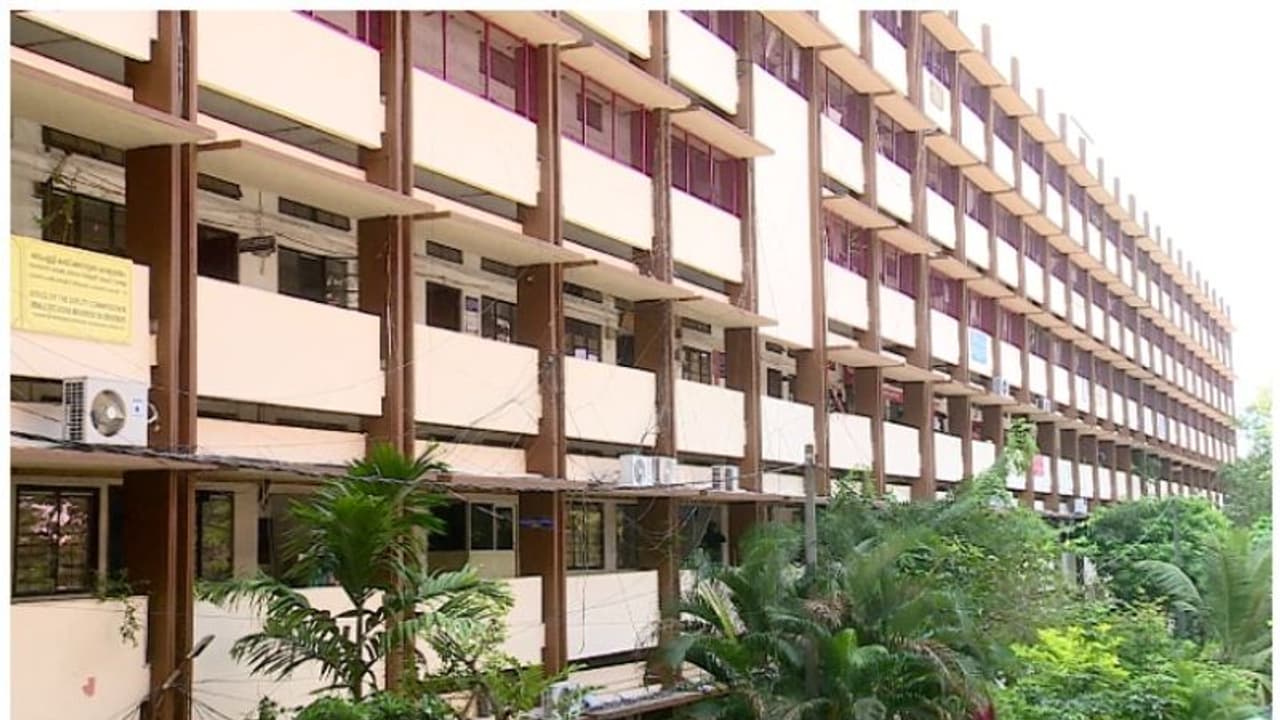 24 മണിക്കൂർ ഇരുട്ടിൽ, മാർച്ച് 31 നകം കുടിശിക അടക്കാമെന്ന് കളക്ടറുടെ ഉറപ്പ്, കളക്ടറേറ്റിൽ 'വെളിച്ചം' വന്നു 24 മണിക്കൂർ ഇരുട്ടിൽ, മാർച്ച് 31 നകം കുടിശിക അടക്കാമെന്ന് കളക്ടറുടെ ഉറപ്പ്, കളക്ടറേറ്റിൽ 'വെളിച്ചം' വന്നു