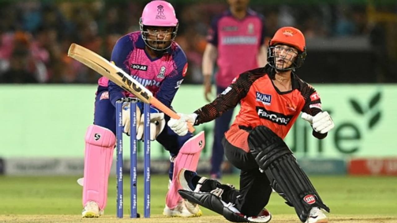 മോഡലിന്റെ ആത്മഹത്യ, ഇന്ത്യന് ക്രിക്കറ്റ് താരത്തെ ചോദ്യം ചെയ്യാനൊരുങ്ങി പൊലീസ്; സംശയനിഴലില് അഭിഷേക് ശര്മ മോഡലിന്റെ ആത്മഹത്യ, ഇന്ത്യന് ക്രിക്കറ്റ് താരത്തെ ചോദ്യം ചെയ്യാനൊരുങ്ങി പൊലീസ്; സംശയനിഴലില് അഭിഷേക് ശര്മ