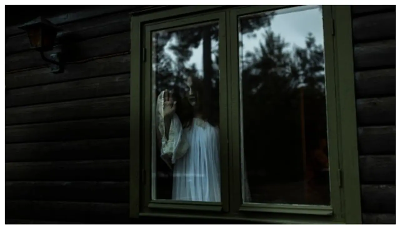 വീട്ടില്‍ പ്രേതബാധയുണ്ടോ? പരിശോധിച്ച് സര്‍ട്ടിഫിക്കറ്റ് നല്‍കാന്‍ തയ്യാറെന്ന് വിദ്യാര്‍ത്ഥികള്‍ !