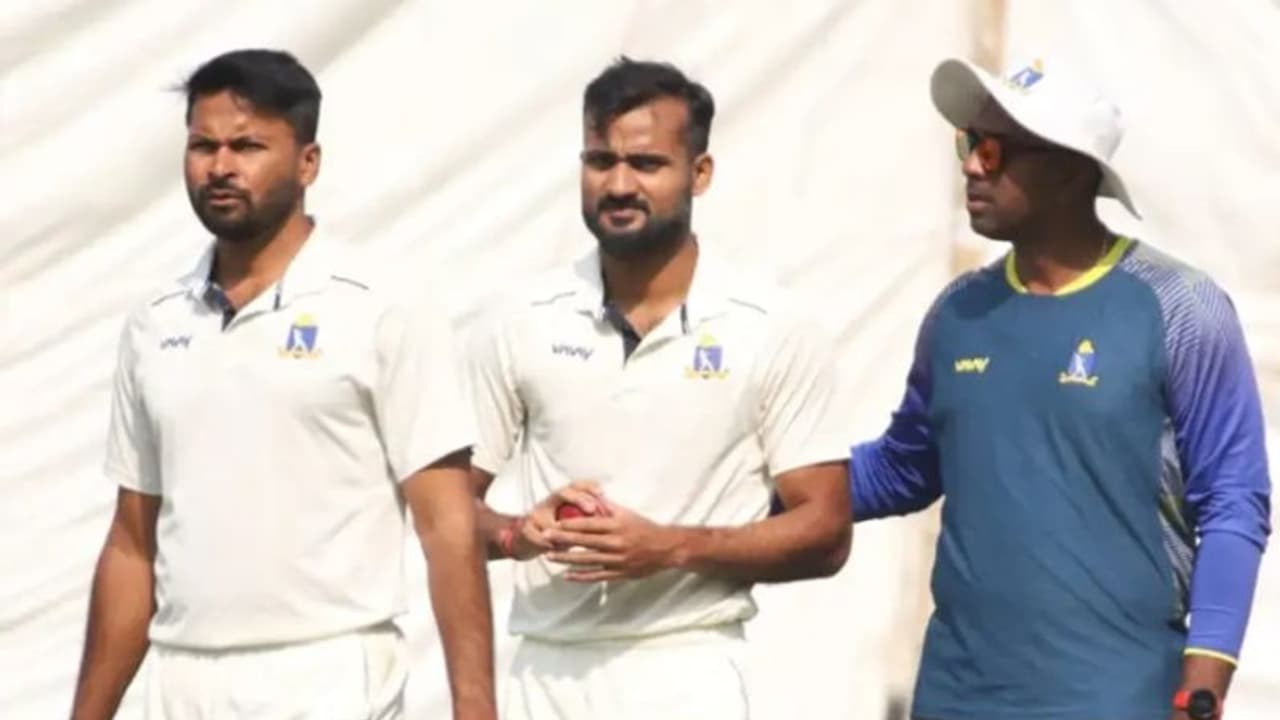 റാഞ്ചി ടെസ്റ്റിൽ ഇന്ത്യക്കായി വീണ്ടുമൊരു അരങ്ങേറ്റം; ടീമിലെത്തുക ആഭ്യന്തര ക്രിക്കറ്റിലെ സൂപ്പർ പേസർ ആകാശ് ദീപ് റാഞ്ചി ടെസ്റ്റിൽ ഇന്ത്യക്കായി വീണ്ടുമൊരു അരങ്ങേറ്റം; ടീമിലെത്തുക ആഭ്യന്തര ക്രിക്കറ്റിലെ സൂപ്പർ പേസർ ആകാശ് ദീപ്