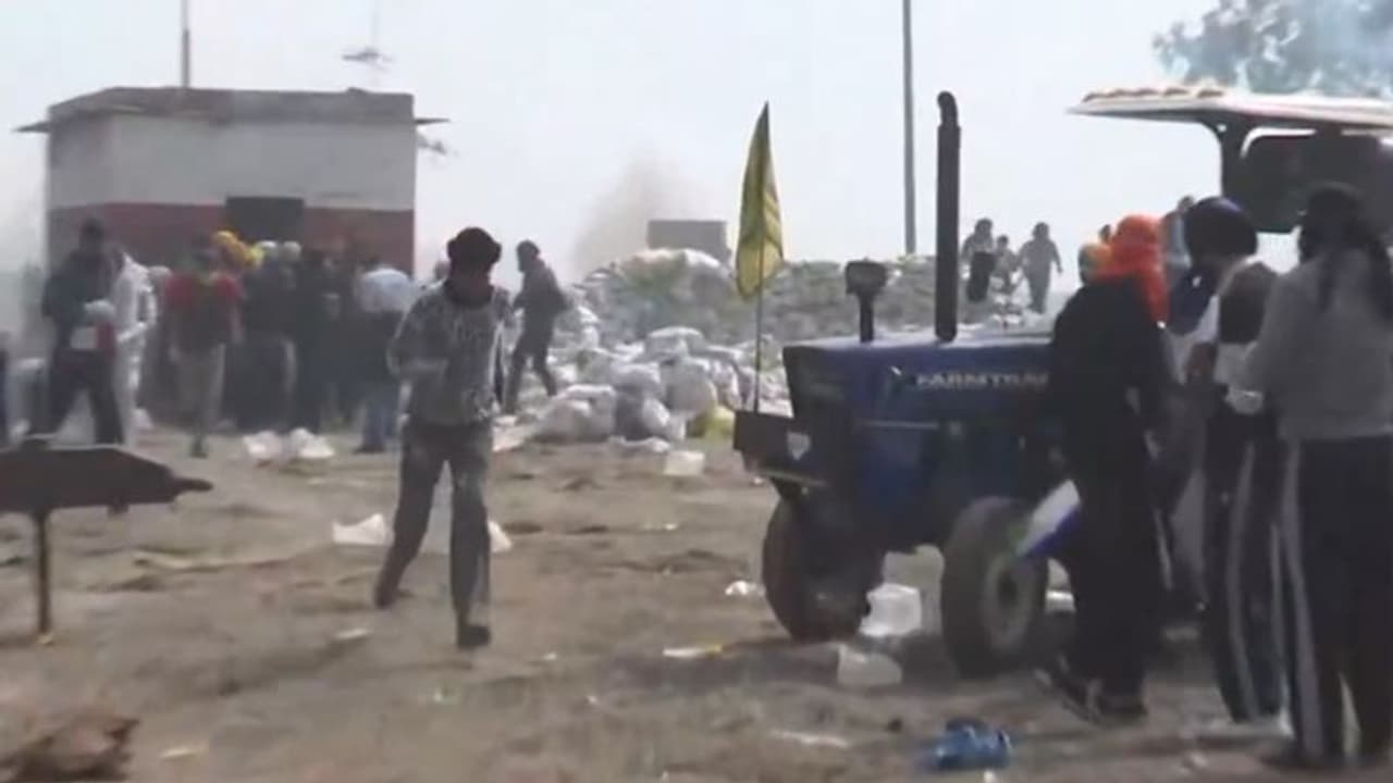 தீவிரமடையும் விவசாயிகளின் முற்றுகை போராட்டம்: எல்லைகளில் பாதுகாப்பு அதிகரிப்பு! தீவிரமடையும் விவசாயிகளின் முற்றுகை போராட்டம்: எல்லைகளில் பாதுகாப்பு அதிகரிப்பு!