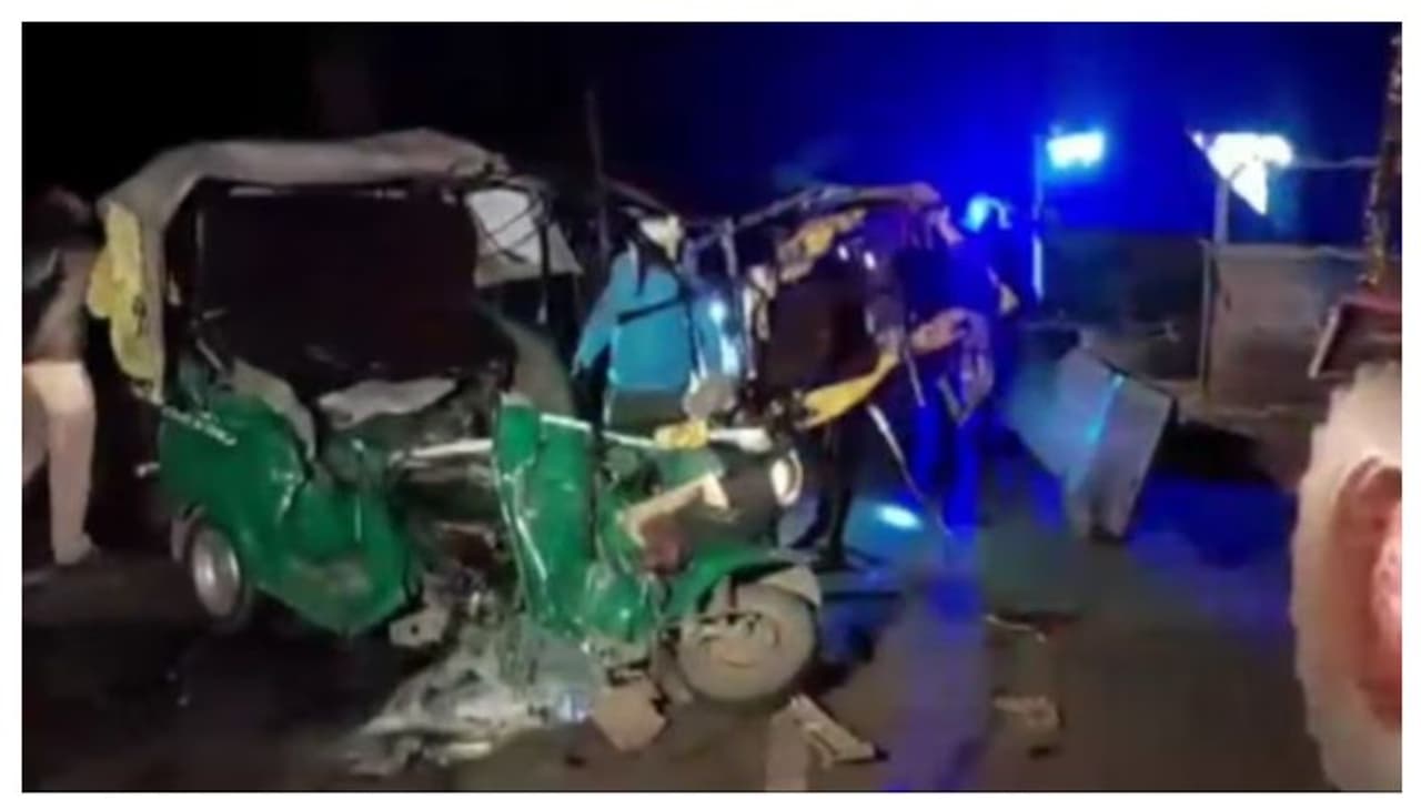 ടെമ്പോ വാനും ട്രക്കും കൂട്ടിയിടിച്ച് ഒമ്പത് മരണം, അപകടത്തിൽപ്പെട്ടത് വിവാഹച്ചടങ്ങില്‍ പങ്കെടുത്ത് മടങ്ങിയവർ