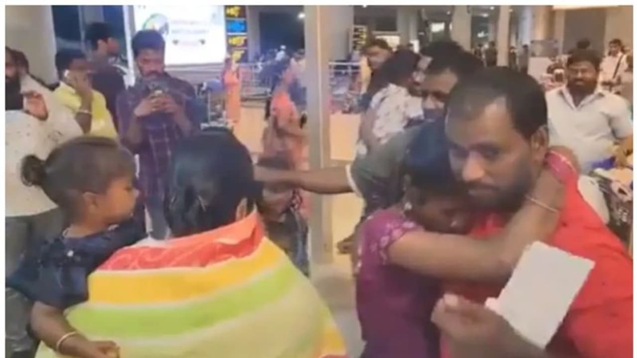 Viral Video: 18 साल थे दुबई जेल में बंद, वतन वापसी पर फूट-फूटकर रोए 2 सगे भाई