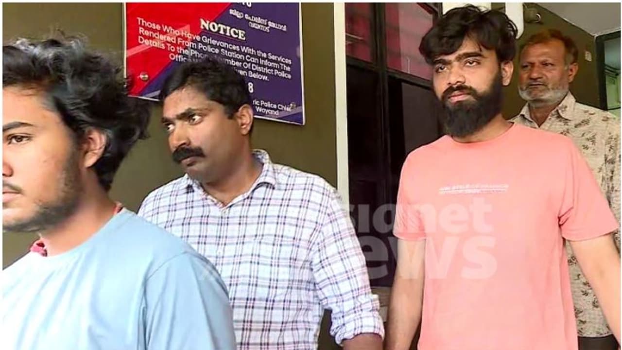 ലോൺ ആപ്പ് ഭീഷണിക്ക് പിന്നാലെ യുവാവ് ജീവനൊടുക്കിയ കേസ്; 4 പേർ ഗുജറാത്തിൽ അറസ്റ്റിൽ ലോൺ ആപ്പ് ഭീഷണിക്ക് പിന്നാലെ യുവാവ് ജീവനൊടുക്കിയ കേസ്; 4 പേർ ഗുജറാത്തിൽ അറസ്റ്റിൽ