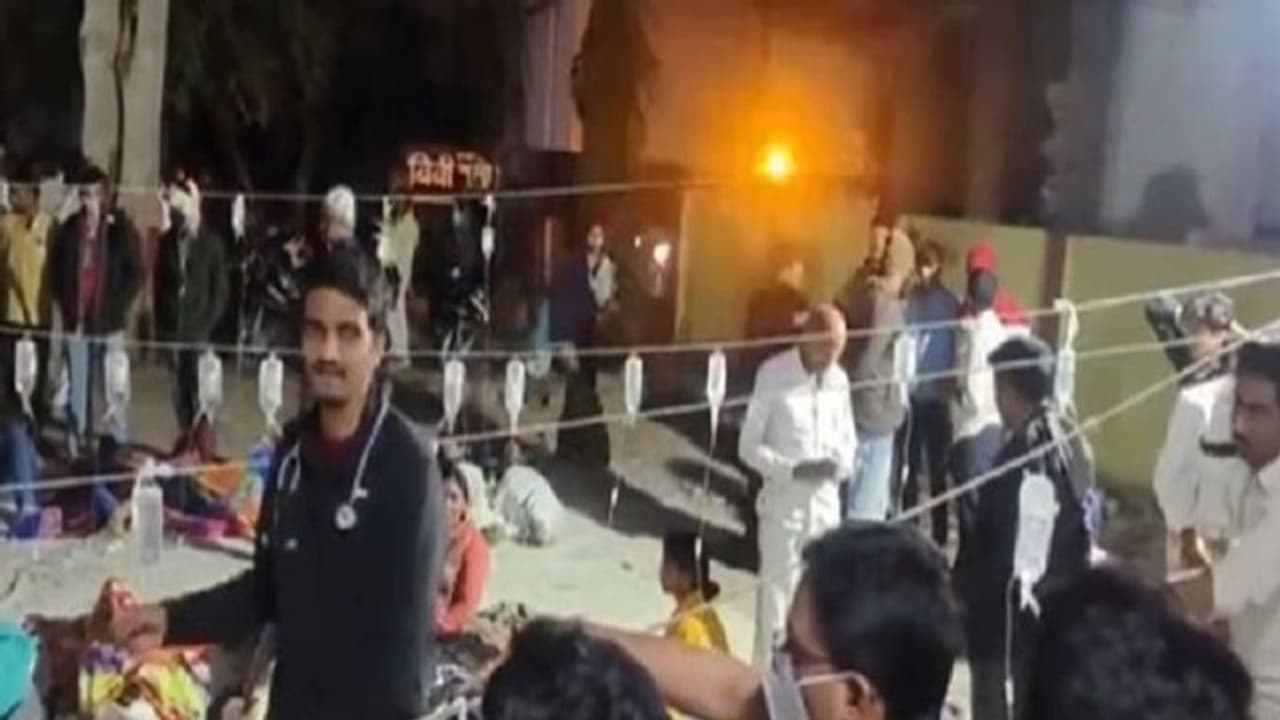 ప్రసాదం తిని వందలాది మంది అస్వస్థత.. రోడ్డుపైనే సెలైన్లు పెట్టి చికిత్స.. (వైరల్) ప్రసాదం తిని వందలాది మంది అస్వస్థత.. రోడ్డుపైనే సెలైన్లు పెట్టి చికిత్స.. (వైరల్)