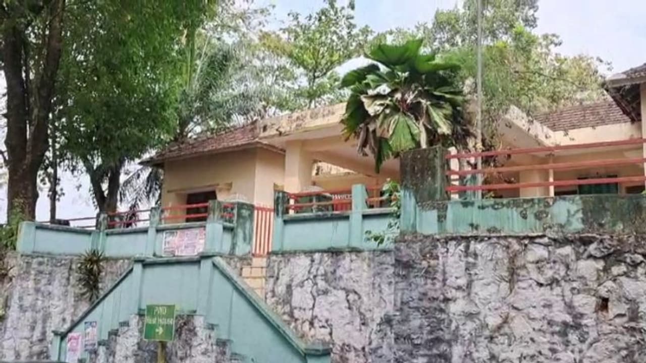 വനം വകുപ്പിനും കെഎസ്ഇബിയുടെ പണി! വനം വകുപ്പ് ഓഫീസുകളുടെ ഫ്യൂസ് ഊരി വനം വകുപ്പിനും കെഎസ്ഇബിയുടെ പണി! വനം വകുപ്പ് ഓഫീസുകളുടെ ഫ്യൂസ് ഊരി