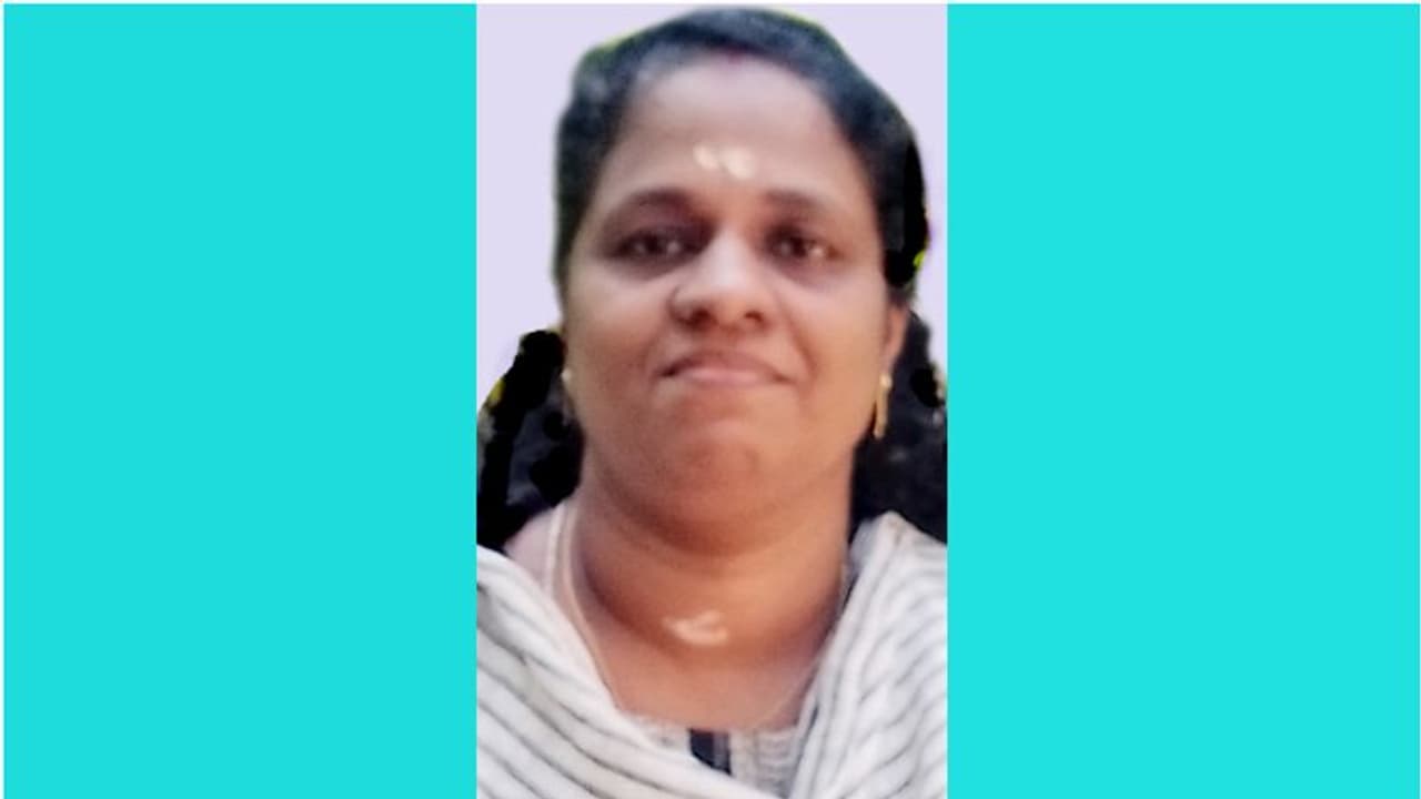 സ്കൂട്ടറിൽ ബൈക്കിടിച്ച് തെറിച്ചുവീണു, പിന്നാലെ ടിപ്പർ കയറി ഫോട്ടോഗ്രാഫറായ യുവതിക്ക് ദാരുണാന്ത്യം സ്കൂട്ടറിൽ ബൈക്കിടിച്ച് തെറിച്ചുവീണു, പിന്നാലെ ടിപ്പർ കയറി ഫോട്ടോഗ്രാഫറായ യുവതിക്ക് ദാരുണാന്ത്യം