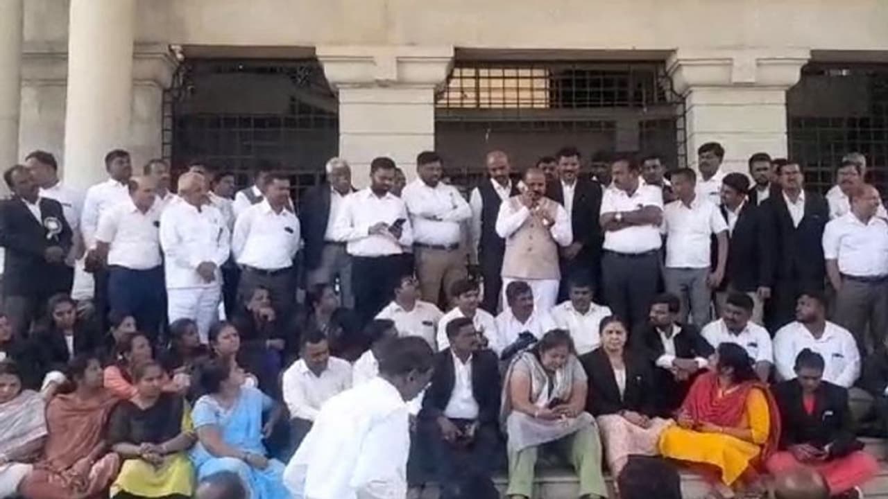 ರಾಮನಗರ: ಪಿಎಸ್‌ಐ ಸಸ್ಪೆಂಡ್, ವಕೀಲರ ಹೋರಾಟಕ್ಕೆ ಮಣಿದ ಸರ್ಕಾರ..!