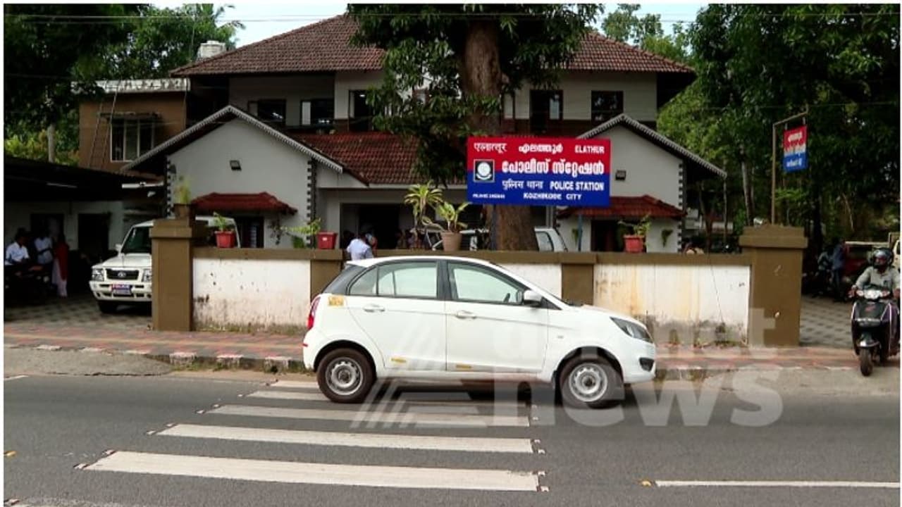 പൊലീസിന്റെ ഗുരുതര അനാസ്ഥ; പോക്സോ കേസിൽ പരാതി നൽകാനെത്തിയ അമ്മയും മകളും സ്റ്റേഷനിൽ കാത്തുനിന്നത് 4 മണിക്കൂർ പൊലീസിന്റെ ഗുരുതര അനാസ്ഥ; പോക്സോ കേസിൽ പരാതി നൽകാനെത്തിയ അമ്മയും മകളും സ്റ്റേഷനിൽ കാത്തുനിന്നത് 4 മണിക്കൂർ