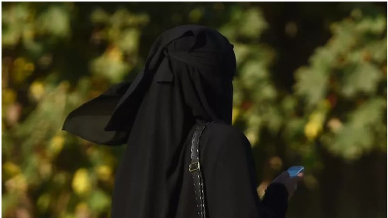 ജുവലറിയിൽ രാത്രി ബുർഖ ധരിച്ച് ഒന്നിച്ചെത്തി മൂന്ന് സ്ത്രീകൾ, ശേഷം വമ്പൻ തരികിട! സിസിടിവി കുടുക്കുമോ? അന്വേഷണം ജുവലറിയിൽ രാത്രി ബുർഖ ധരിച്ച് ഒന്നിച്ചെത്തി മൂന്ന് സ്ത്രീകൾ, ശേഷം വമ്പൻ തരികിട! സിസിടിവി കുടുക്കുമോ? അന്വേഷണം