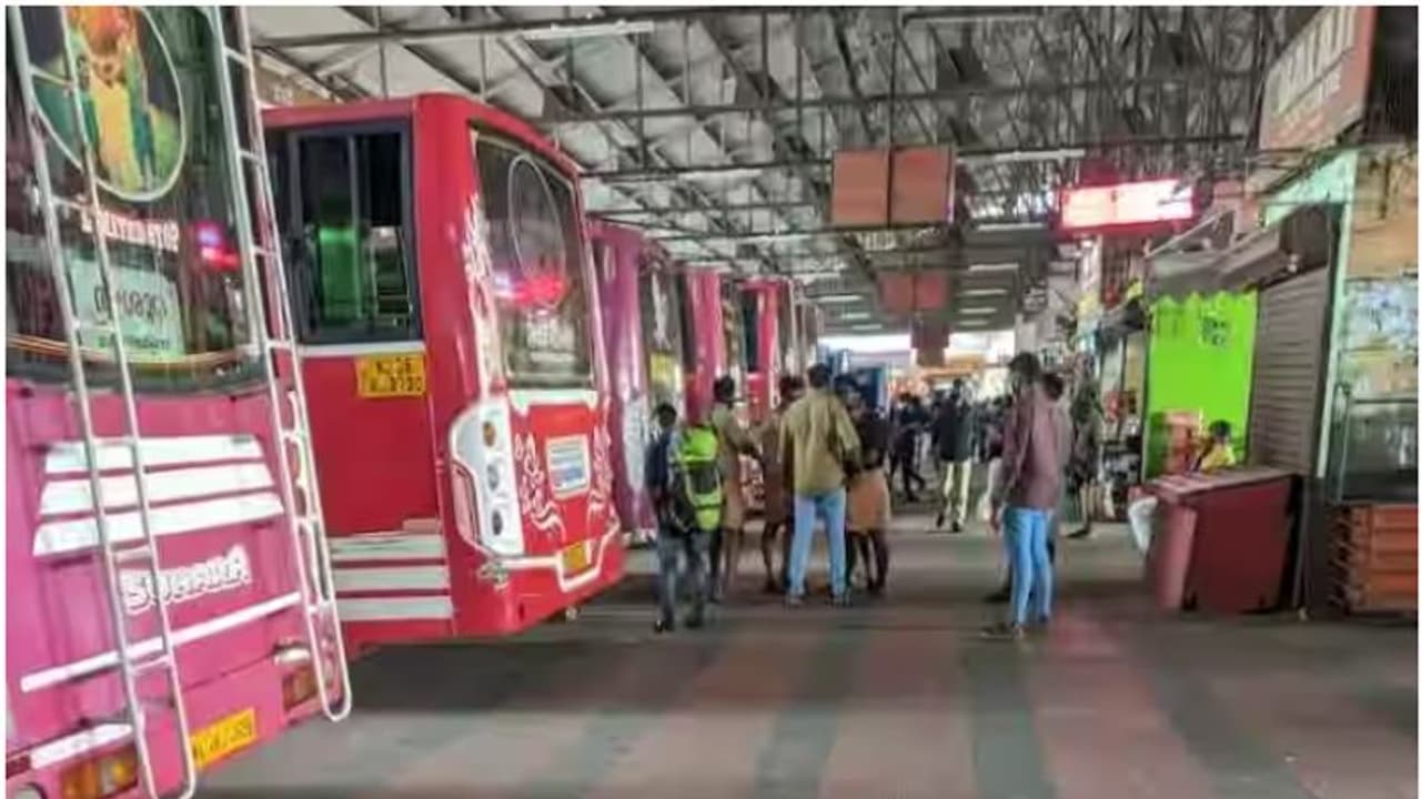 അതിരാവിലെ അടിച്ച് ഫിറ്റ്, ആറ് ബസ് ഡ്രൈവർമാർ; തൃശൂർ നഗരത്തിലൂടെ ബസുമായി പാഞ്ഞുകയറിയത് പൊലീസിന്റെ വലയിൽ! അതിരാവിലെ അടിച്ച് ഫിറ്റ്, ആറ് ബസ് ഡ്രൈവർമാർ; തൃശൂർ നഗരത്തിലൂടെ ബസുമായി പാഞ്ഞുകയറിയത് പൊലീസിന്റെ വലയിൽ!