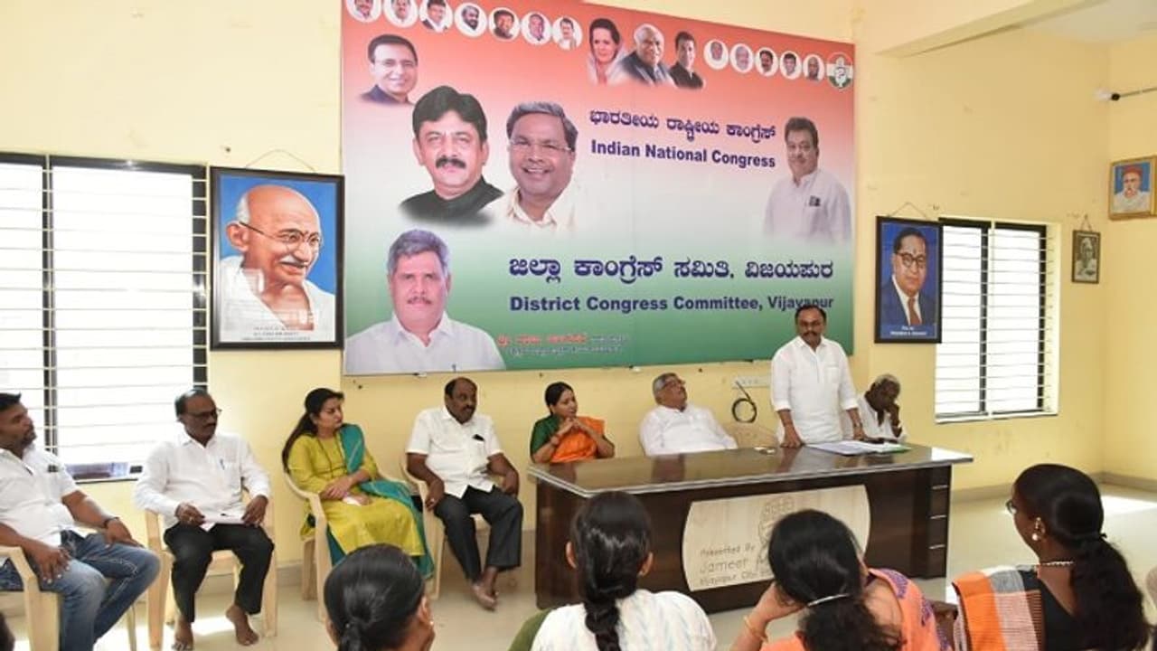 ಬೇರುಮಟ್ಟದಿಂದ ಕಾಂಗ್ರೆಸ್ ಪಕ್ಷ ಬಲಪಡಿಸೋಣ: ವಿಠ್ಠಲ ಕೊಳ್ಳುರ ಬೇರುಮಟ್ಟದಿಂದ ಕಾಂಗ್ರೆಸ್ ಪಕ್ಷ ಬಲಪಡಿಸೋಣ: ವಿಠ್ಠಲ ಕೊಳ್ಳುರ