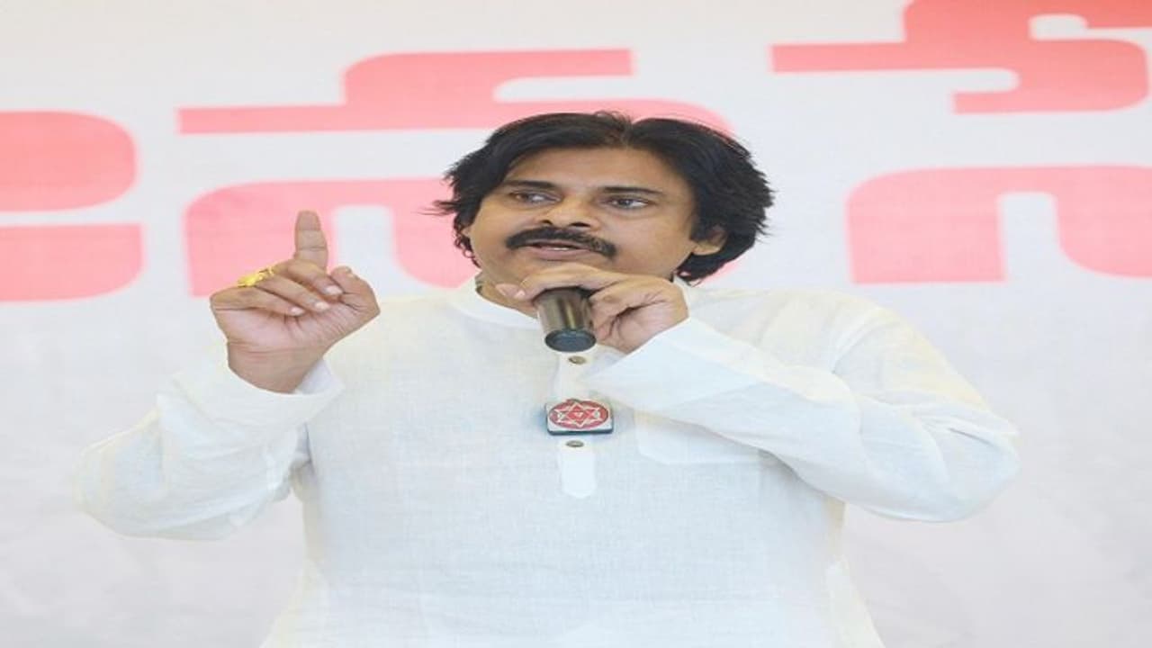 పవన్ కళ్యాణ్ చేతికి రెండు ఉంగరాలు: ఎంత పవరో తెలుసా? పవన్ కళ్యాణ్ చేతికి రెండు ఉంగరాలు: ఎంత పవరో తెలుసా?