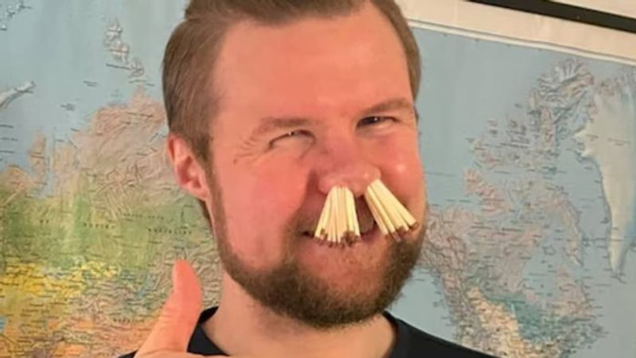 മൂക്കിൽ 68 തീപ്പെട്ടിക്കൊള്ളികളുമായി യുവാവ്, 'ഹേ പ്രഭു യെ ക്യാഹുവാ' എന്ന് നെറ്റിസൺസ് മൂക്കിൽ 68 തീപ്പെട്ടിക്കൊള്ളികളുമായി യുവാവ്, 'ഹേ പ്രഭു യെ ക്യാഹുവാ' എന്ന് നെറ്റിസൺസ്