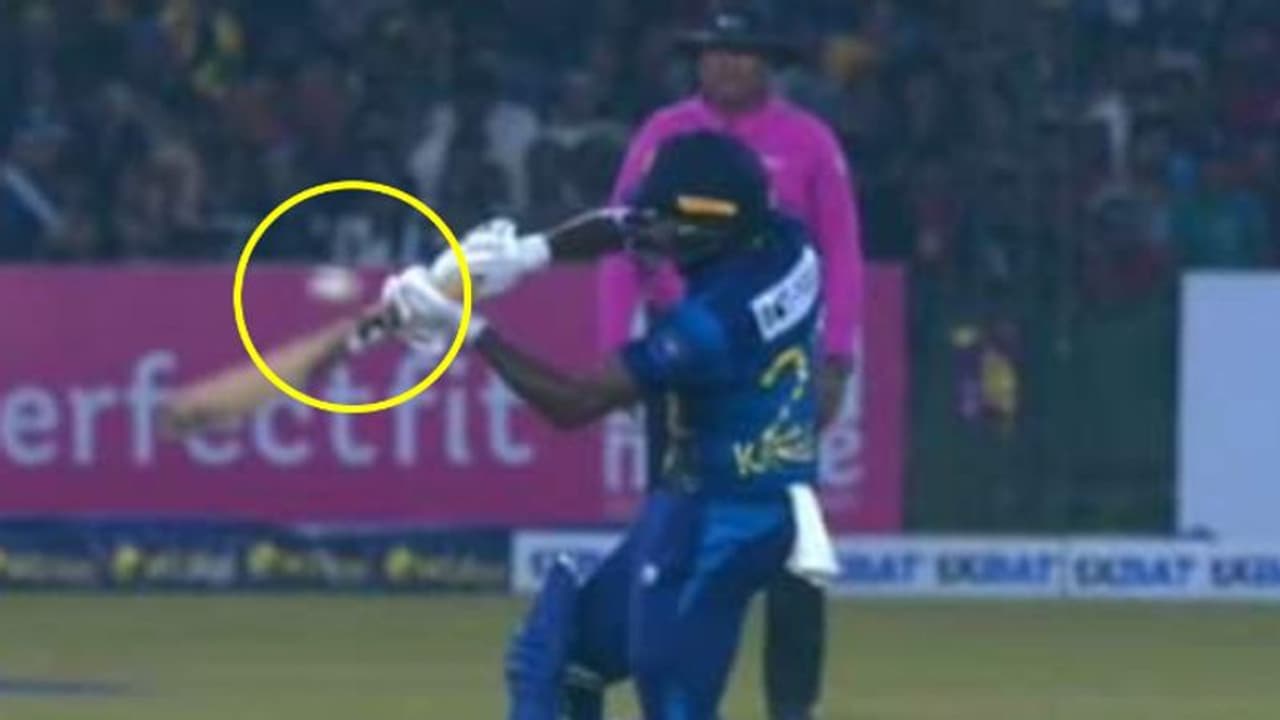 കണ്ടതെല്ലാം പൊയ്; തോളൊപ്പത്തിലുള്ള പന്ത് നോബോള്‍ വിളിച്ചില്ല, ലങ്ക തോറ്റു; അംപയറെ ചട്ടം പഠിപ്പിച്ച് ആരാധകര്‍ 