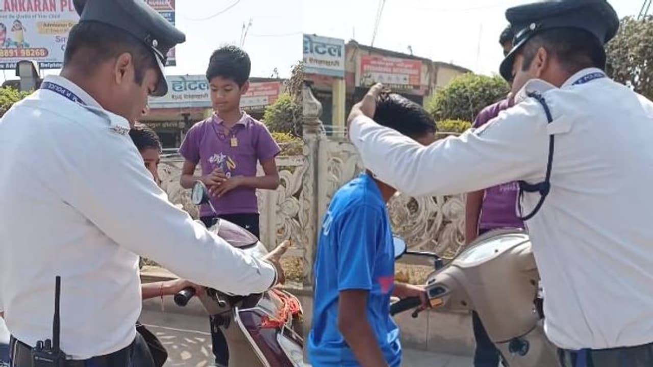 ഹെൽമറ്റ് പോലുമില്ല, 13 കാരൻ സ്കൂട്ടിയുമായി റോഡിൽ, പൊലീസ് ചെയ്തത് കണ്ടോ? ഹെൽമറ്റ് പോലുമില്ല, 13 കാരൻ സ്കൂട്ടിയുമായി റോഡിൽ, പൊലീസ് ചെയ്തത് കണ്ടോ?