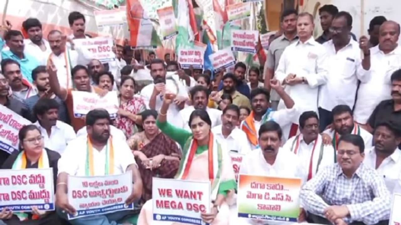 వై.ఎస్. షర్మిల ఆందోళన: ఆంధ్రరత్న భవన్ వద్ద టెన్షన్ వై.ఎస్. షర్మిల ఆందోళన: ఆంధ్రరత్న భవన్ వద్ద టెన్షన్