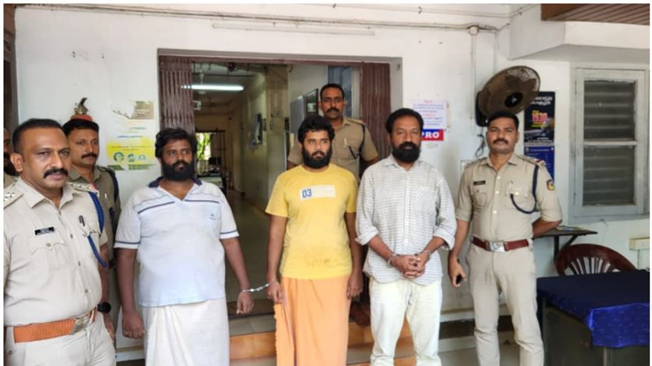 ആരോഗ്യവകുപ്പിൽ ജോലി വാഗ്ദാനം ചെയ്ത് ലക്ഷങ്ങൾ തട്ടി; മുൻ സ്ഥാനാർത്ഥി ഉൾപ്പെടെ മൂന്നു പേർ അറസ്റ്റിൽ ആരോഗ്യവകുപ്പിൽ ജോലി വാഗ്ദാനം ചെയ്ത് ലക്ഷങ്ങൾ തട്ടി; മുൻ സ്ഥാനാർത്ഥി ഉൾപ്പെടെ മൂന്നു പേർ അറസ്റ്റിൽ