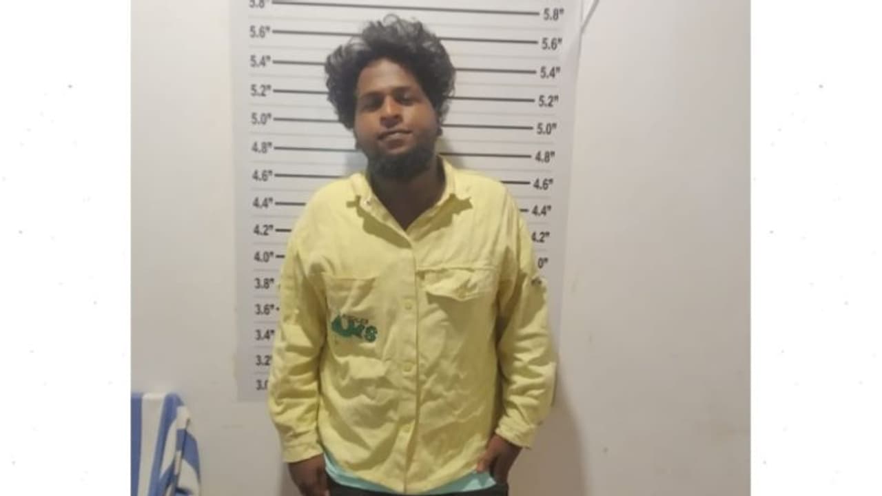 അയൽവാസിയെ വീട്ടിൽ കയറി ഉപദ്രവിച്ചു, വീട്ടിൽ മാരകായുധങ്ങളും ബോംബുകളും; 23 വയസുകാരൻ പിടിയിൽ