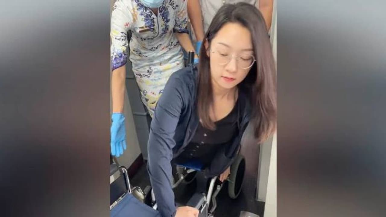 കൂട്ടിനാരുമില്ല, വീൽചെയറിലെത്തിയ സ്ത്രീക്ക് വിമാനയാത്ര നിഷേധിച്ചു, ചൈന എയർലൈനിനെതിരെ രൂക്ഷവിമർശനം കൂട്ടിനാരുമില്ല, വീൽചെയറിലെത്തിയ സ്ത്രീക്ക് വിമാനയാത്ര നിഷേധിച്ചു, ചൈന എയർലൈനിനെതിരെ രൂക്ഷവിമർശനം