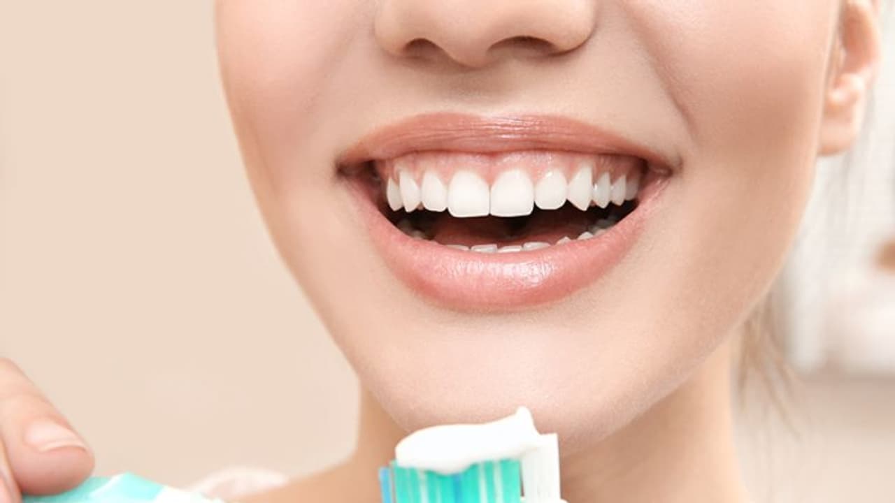 പല്ലുകളുടെ ആരോഗ്യം സംരക്ഷിക്കാന്‍ ശ്രദ്ധിക്കേണ്ട കാര്യങ്ങളും കഴിക്കേണ്ട ഭക്ഷണങ്ങളും...