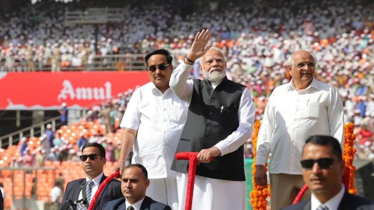 गुजरात दौरे पर पीएम मोदी: मेहसाणा में रोड शो, वालिनाथ मंदिर में पूजन , बोले नारी शक्ति से देश बढ़ रहा आगे 