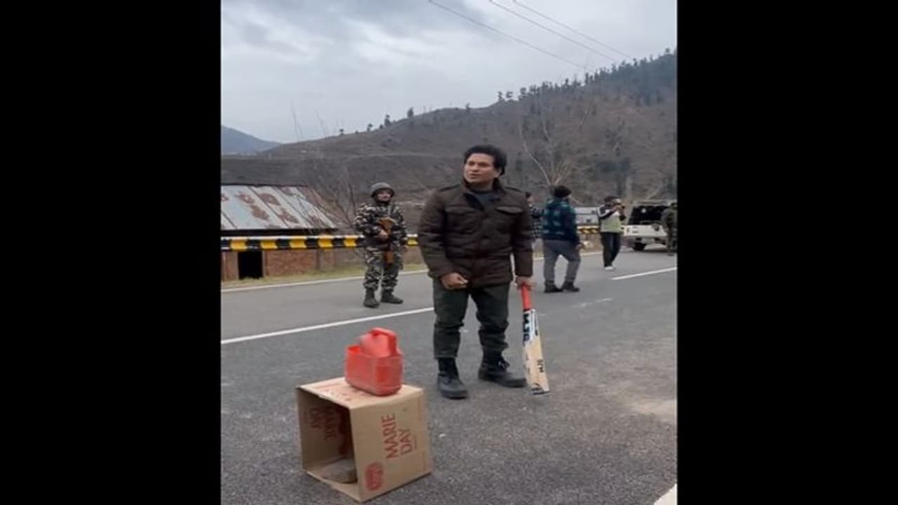 ஜம்மு காஷ்மீர் தெருக்களில் கிரிக்கெட் விளையாடிய சச்சின் டெண்டுல்கர்!