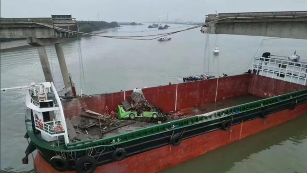 Viral Video: Tragic Guangzhou bridge collision wreaks havoc as public bus, four vehicles fall into Pearl River Viral Video: Tragic Guangzhou bridge collision wreaks havoc as public bus, four vehicles fall into Pearl River