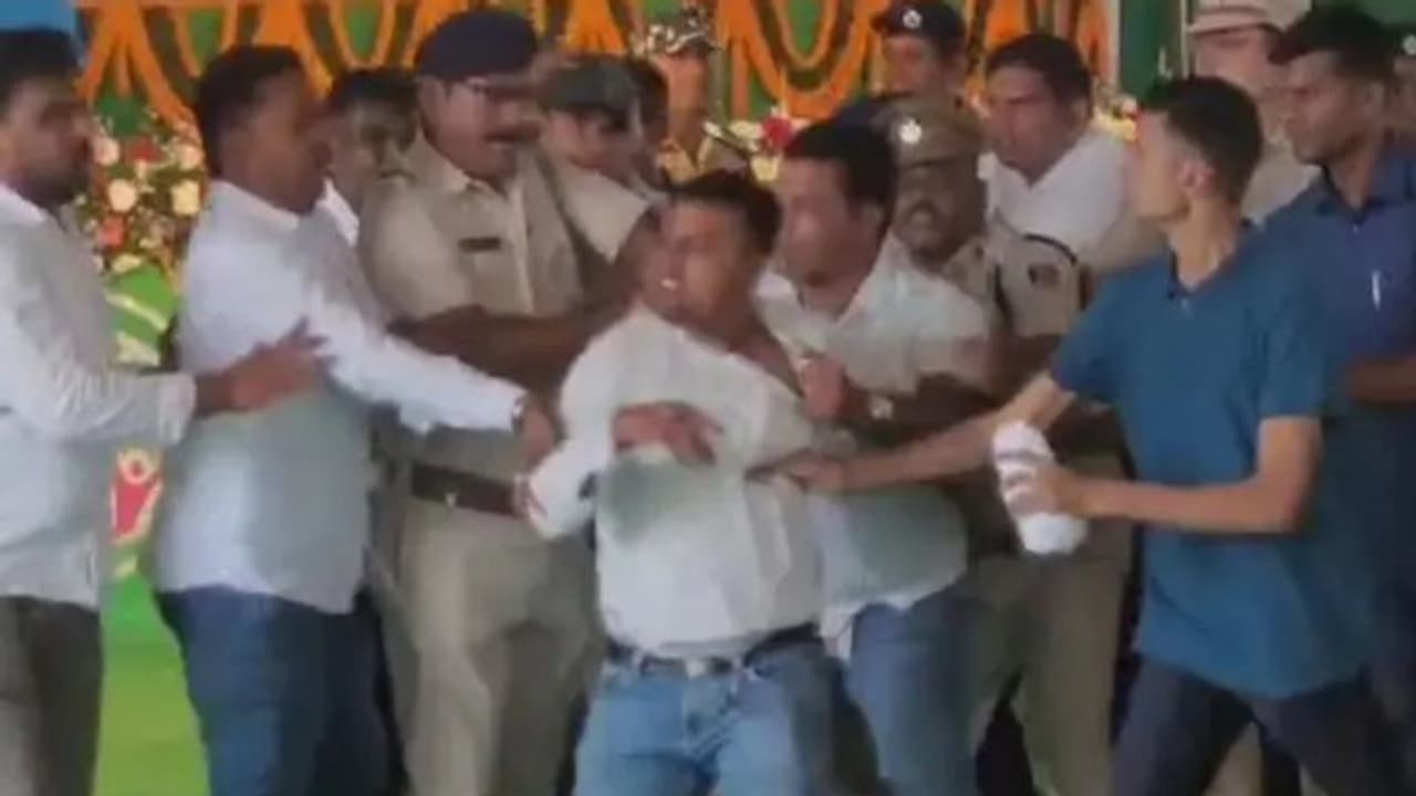 Odisha 5T தலைவர் பாண்டியன்.. தக்காளியை வீசி தாக்கிய காங்கிரஸ் தொண்டர்.. BJD தொண்டர்கள் ஆவேசம் என்ன நடந்தது? Odisha 5T தலைவர் பாண்டியன்.. தக்காளியை வீசி தாக்கிய காங்கிரஸ் தொண்டர்.. BJD தொண்டர்கள் ஆவேசம் என்ன நடந்தது?