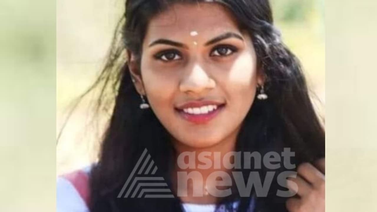 ഫോൺ വിളിച്ചിട്ട് എടുത്തില്ല, വീട്ടിലെത്തിയ ബന്ധുക്കൾ കണ്ടത് 17കാരിയെ മരിച്ച നിലയിൽ ഫോൺ വിളിച്ചിട്ട് എടുത്തില്ല, വീട്ടിലെത്തിയ ബന്ധുക്കൾ കണ്ടത് 17കാരിയെ മരിച്ച നിലയിൽ