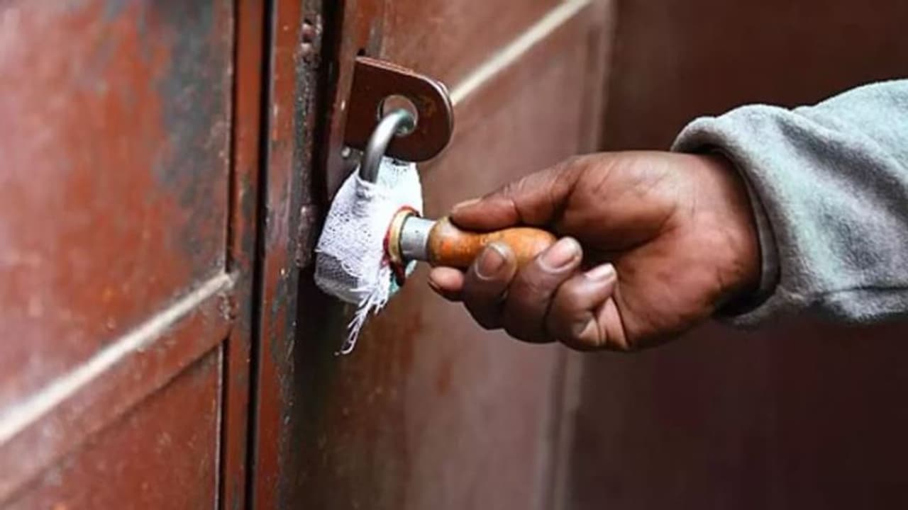 എല്ലാം ജപ്തി ചെയ്ത വീട്ടിനുള്ളിൽ, 27ന് പിഎസ്സി അഭിമുഖമാണ്, വേണ്ട രേഖയെല്ലാം അകത്താണ്; കനിവായി ഇടപെടൽ എല്ലാം ജപ്തി ചെയ്ത വീട്ടിനുള്ളിൽ, 27ന് പിഎസ്സി അഭിമുഖമാണ്, വേണ്ട രേഖയെല്ലാം അകത്താണ്; കനിവായി ഇടപെടൽ